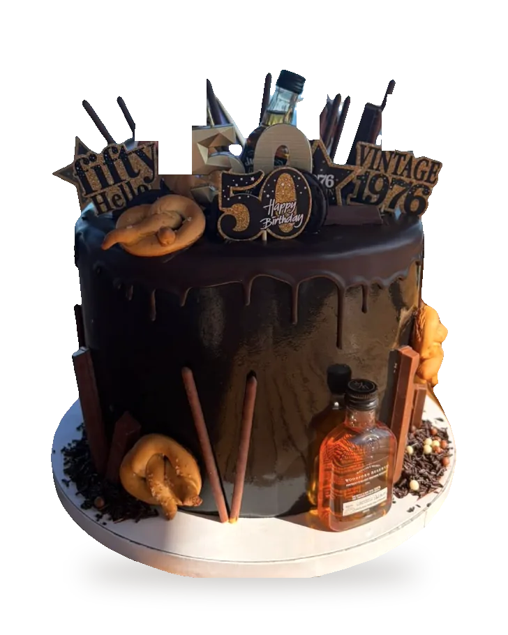 Bolo de chocolate com cobertura a escorrer, pretzels e toppers dourados de 50 anos