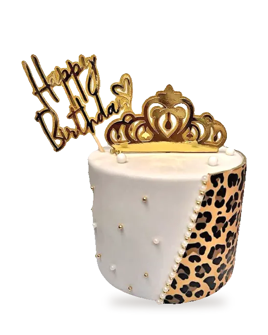 Bolo branco com um lado em padrão de leopardo, pérolas e coroa dourada com Happy Birthday