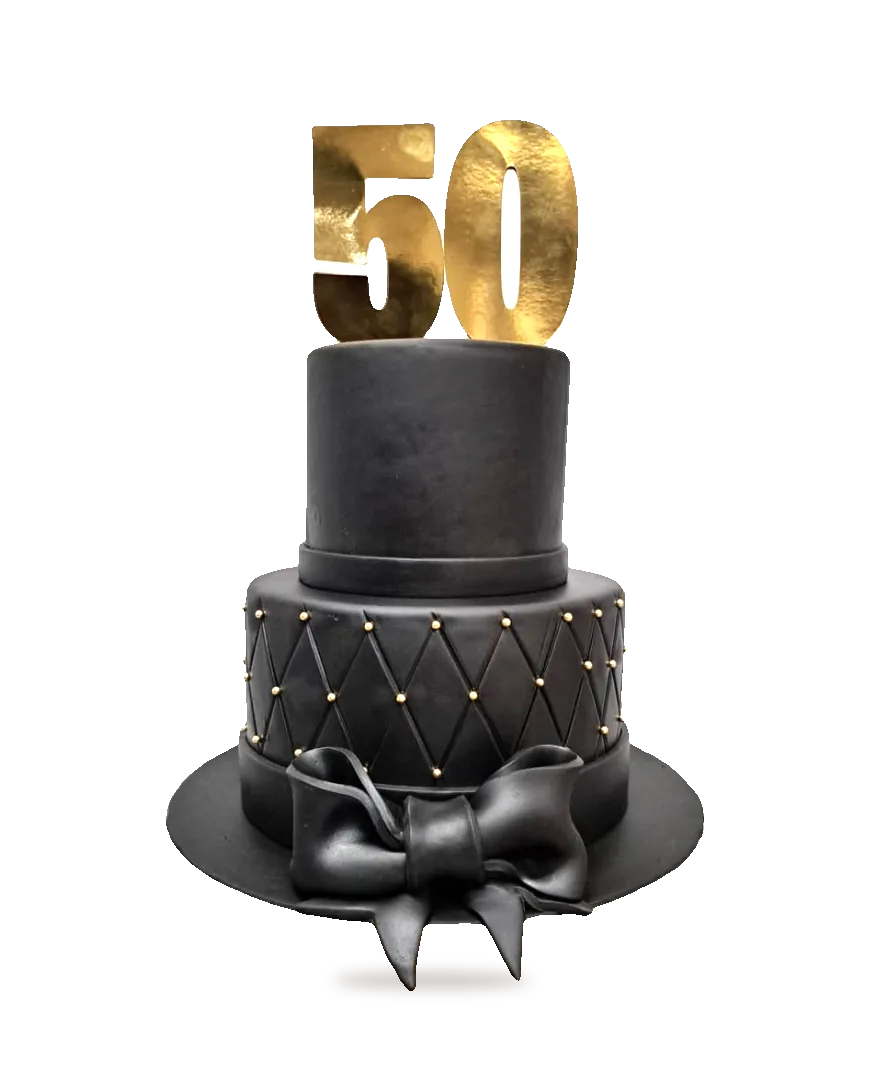 Bolo preto de dois andares com padrão acolchoado, laço e o número 50 dourado